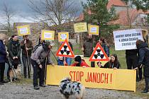 Stop Janoch. Den proti jihočeskému úložišti jaderného odpadu se konal 15. dubna. Protestující se sešli před tvrzí Býšov nedaleko Temelína, pak se vydali na symbolický pochod a nakonec zasadili strom čistoty.