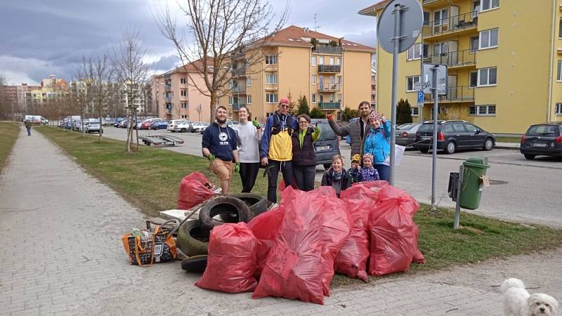 Ukliďme Česko na Českobudějovicku. Dobrovolníci vyrazili třeba uklidit Branišovský les u sídliště Máj v Českých Budějovicích. Foto: Andrea Vášáková