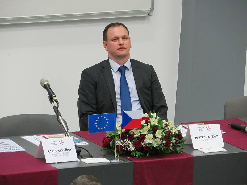 Aula Vysoké školy technické a ekonomické (VŠTE) v Českých Budějovicích se ve čtvrtek 26. srpna stala dějištěm semináře Národní plán obnovy. Společně se zástupci ministerstva průmyslu a obchodu diskutoval rektor i jihočeští podnikatelé.