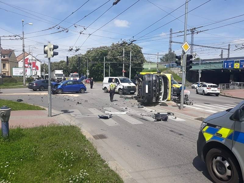 Nehoda osobního auta a sanitky v Českých Budějovicích.