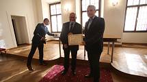 Představitelé českobudějovického Magistrátu ocenili kvalitní rekontstrukci Solnice na Piaristickém náměstí.