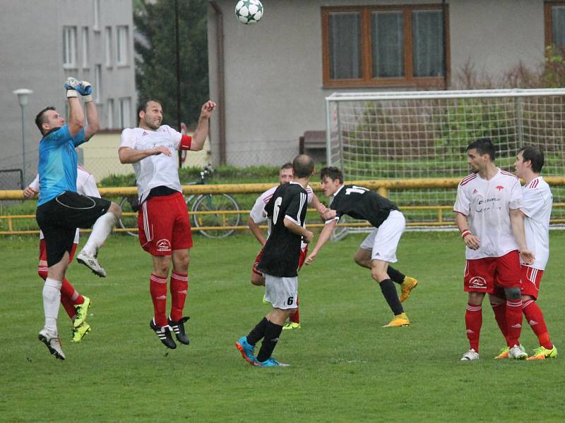 Fotbalisté Lokomotivy České Budějovice remizovali v městském derby se Slavií ČB 0:0. Oba týmy tak pokračují ve šňůře zápasů, v nichž na jaře bodovaly.