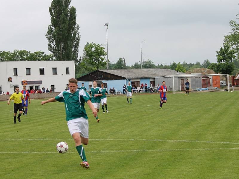 Fotbalisté SK Čtyři Dvory doma Borovany nijak nešetřili, vyhráli 7:0, hosté musí ještě záchranu potvrdit.. 