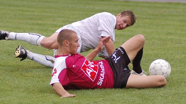 Pohárový zápas v Horažďovicích brali domácí až příliš prestižně: tvrdost domácího Picky pocítil i Tomáš Stráský.