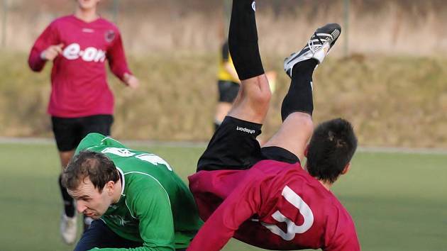 Pavel Svoboda si v souboji s krumlovským Lukešem zalétal nad hřištěm. 