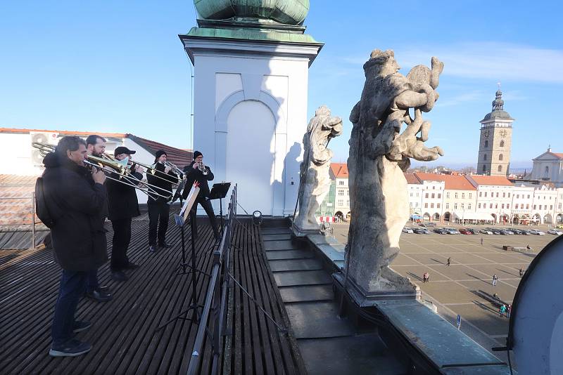 Jihočeští trubači na střeše českobudějovické radnice.