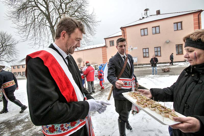 V Ločenicích na Českobudějovicku chodí o masopustu hned dvě party koledníků. Kromě klasické "velké" koledy, chodí od domu k domu "malá" koleda mladších kluků.