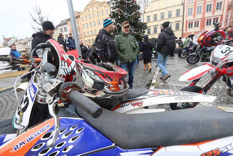 Sraz motorkářů na budějovickém náměstí Přemysla Otakara II. na Štědrý den.