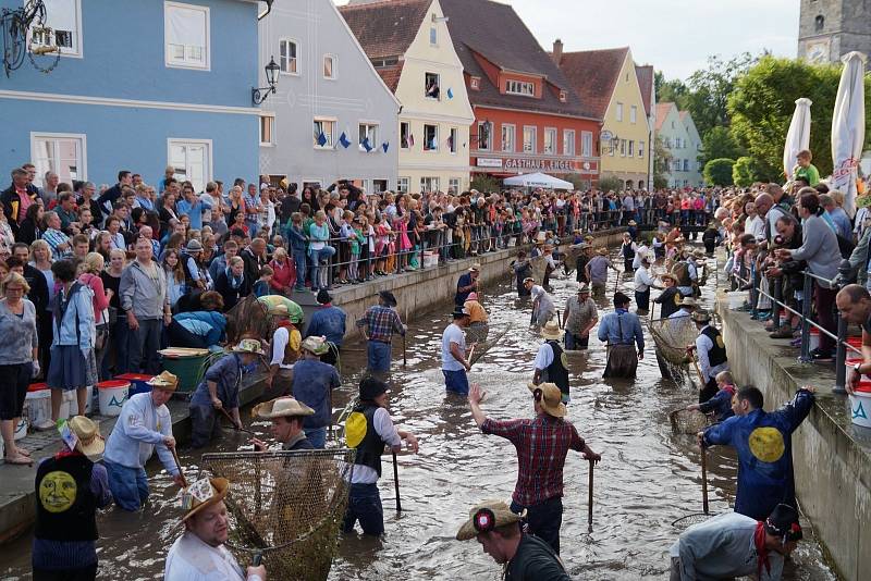 Plný potok rybářů...