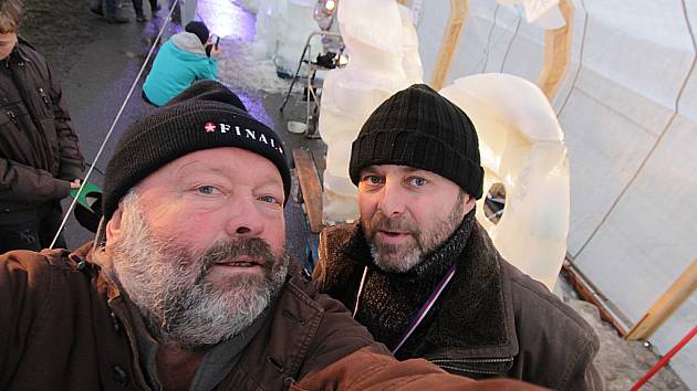 Fotoreportér Deníku Jaroslav Sýbek a jeho kamarád sochař Petr Fidrich (zleva) při sochání z ledu na akci Sněhové království v Rožnově pod Radhoštěm.