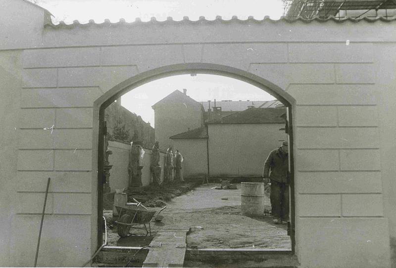 Klášterní zahrada po opravě zdí. Foto ze sbírky fotografií a pohlednic Jiřího Dvořáka poskytl Státní okresní archiv České Budějovice