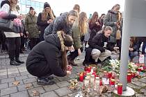Pietní akt připravený před Filozofickou fakultou Jihočeské univerzity k uctění památky obětí střelby na Filozofické fakultě Karlovy univerzity.