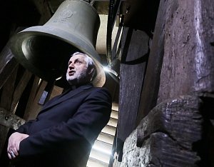 Zvon Budvar na českobudějovické Černé věži při oslavě dvaceti pěti let vyzvánění. Promluvil i českobudějovický biskup Vlastimil Kročil.