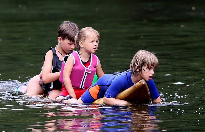 Plavská Benátská noc se musela obejít bez ohňostroje. Vynahradila to nápaditá plavidla a veselé masky