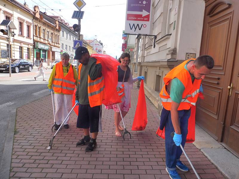 Budějčtí bezdomovci uklízeli v pátek 3. července Rudolfovskou třídu. Vedl je dobrovolník František. Za odměnu dostanou stravenky.