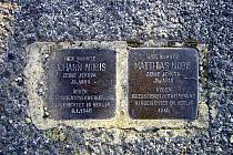 K památce obětí se v Braunau lidé skloní.