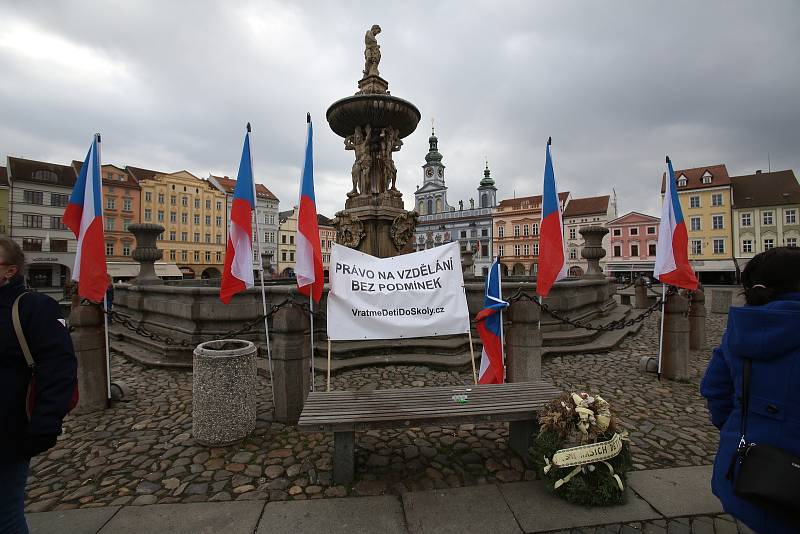 Na českobudějovickém náměstí Přemysla Otakara II. se v sobotu od 14 hodin demonstrovalo proti zpřísněným epidemiologickým opatřením.