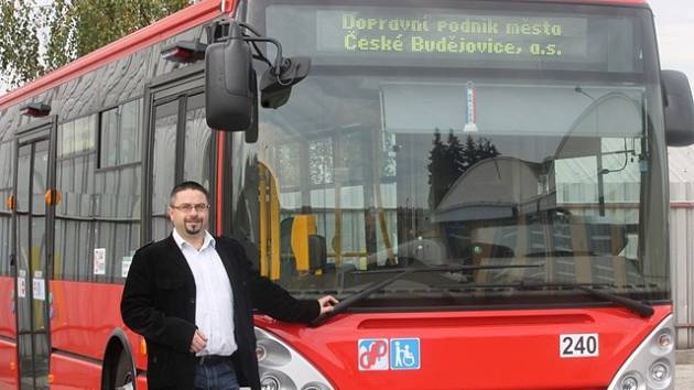 Pověřený ředitel českobudějovického dopravního podniku Slavoj Dolejš u jednoho z pěti nových autobusů.