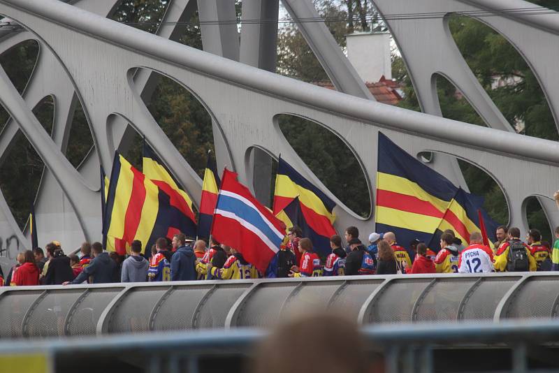 Fanouškové Motoru na tradičním pochodu k českobudějovickému zimnímu stadionu