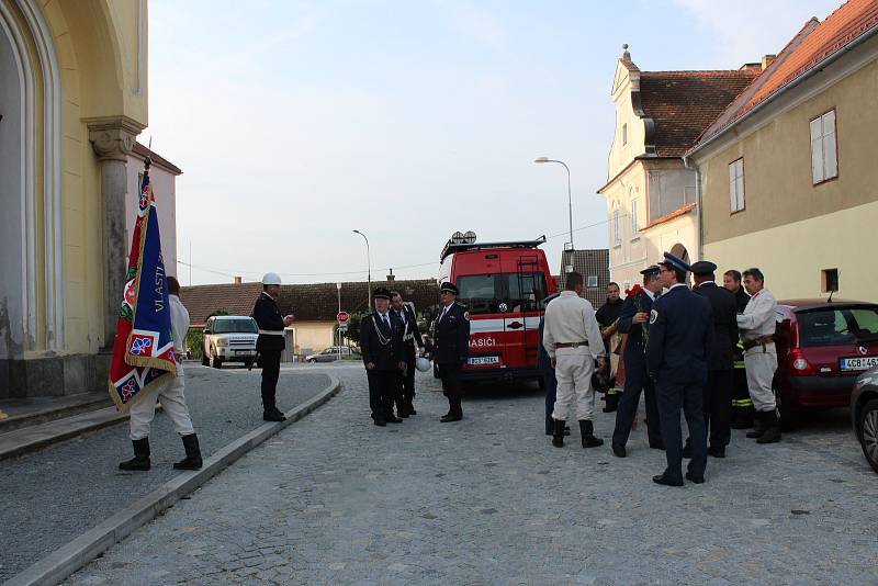 Dobrovolní hasiči nechali v kostele při nedělní mši posvětit nový hasičský prapor.