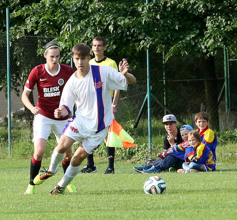 Žensko-mužský fotbal moli vidět včera  diváci na "Koháči"