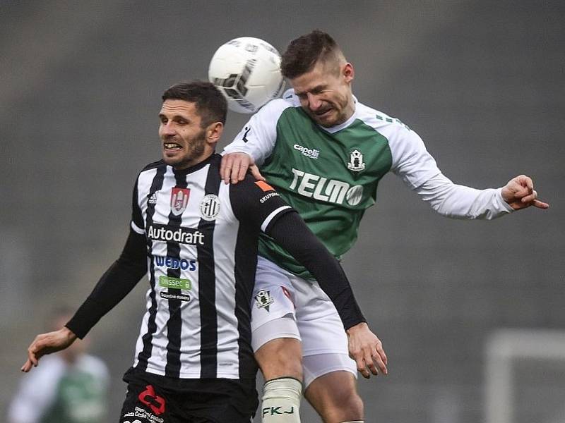 Fotbalisté Dynama hráli v sobotu v Jablonci 2:2. Na snímku Petr Javorek ve vzdušném souboji s jabloneckým Pilařem.