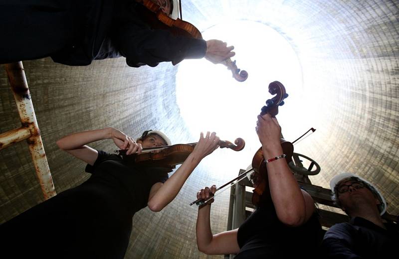 Kvarteto Jihočeské filharmonie zahrálo 20. června v chladicí věži Jaderné elektrárny Temelín. Zazněly skladby Mozarta, Debussyho a Dvořáka. Počasí bylo značka ideál.