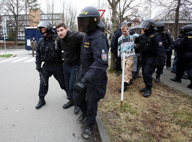 Motor nehrál. Přesto z českobudějovické Budvar Arény vyváděli policisté nevychované fanoušky. Celkem 250 lidí se zapojilo do součinnostního policejního cvičení.