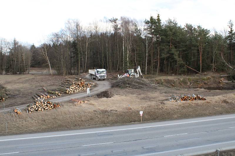 Na úseku budoucí D3 mezi Ševětínem a Borkem už začaly přípravné práce.