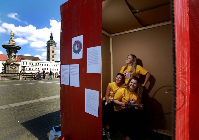 V Českých Budějovicích začal třídenní festival Literatura žije. Na náměstí se v improvizované knihovně rozdává na 7000 knih. Na snímku jedna ze tří zážitkových literárních budek na náměstí.