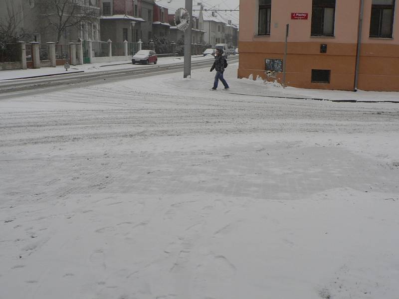 Sněžení se v úterý vrátilo do Budějovic.