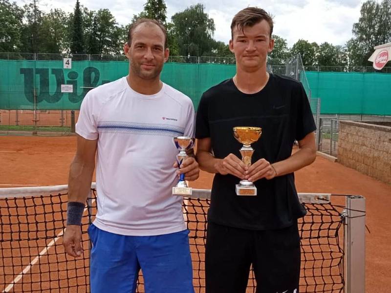 Finalisté turnaje mužů: vpravo vítěz Evžen Holiš, vlevo druhý Karel Vesecký.
