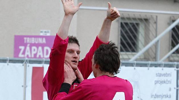 Mladíci Zdeněk Ondrášek a Milan Nitrianský se radují z Ondráškova gólu na 2:0.