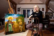Malířka Renata Štolbová (58) dokončila mimořádný obraz a po letech se z města přestěhovala na vesnici, do Holubova pod Kletí.