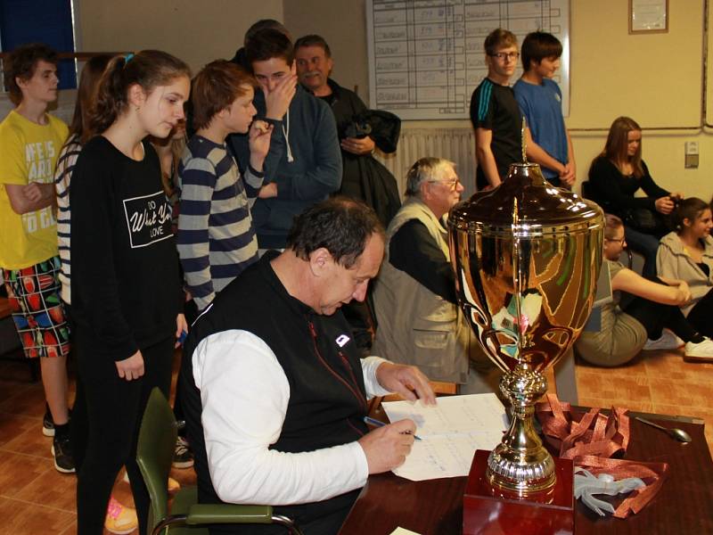 Vedoucí sportovního oddělení DDM ČB Přemysl Šesták. 13. ročník soutěže škol o Pohár primátora vyhrála ZŠ Oskara Nedbala v Českých Budějovicích. 