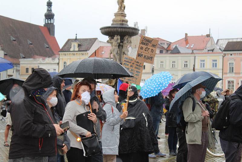 Demonstrace proti Andreji Babišovi v Českých Budějovicích 9. června 2020.