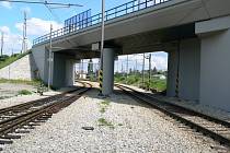 Snímek ukazuje na zcela nově postavený dvoumost na konci nádraží v Českých Budějovicích. Železobetonová konstrukce nahradila na opravované trati Č. Budějovice - H. Dvořiště starý ocelový most.