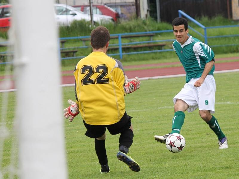 Fotbalisté SK Čtyři Dvory doma Borovany nijak nešetřili, vyhráli 7:0, hosté musí ještě záchranu potvrdit.. 