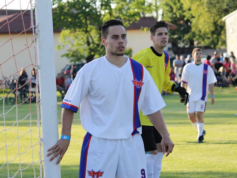 Přátelský duel hokejistů Motoru v Nemanicích skončil výhrou domácích fotbalistů (4:1), hráči i fanoušci se dobře bavili.