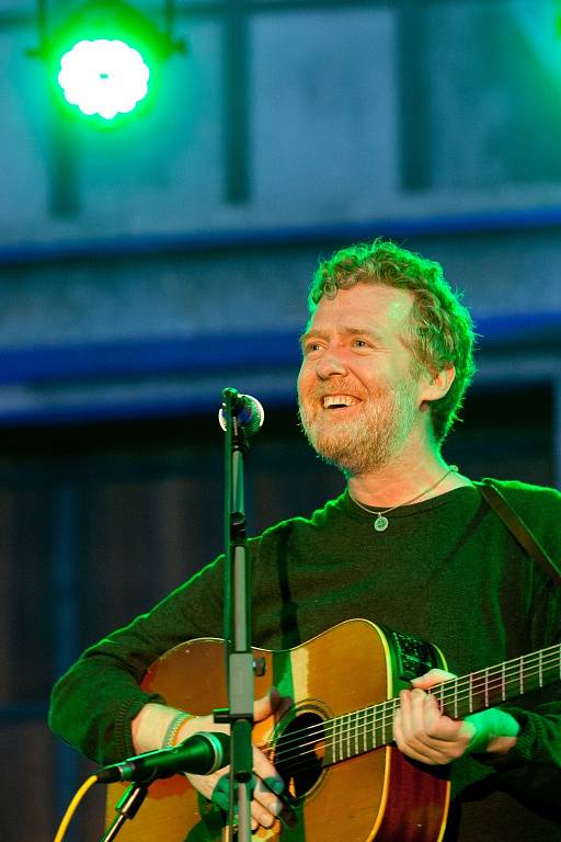 Irský písničkář a držitel Oscara Glen Hansard zahrál 1. srpna na nádvoří kláštera v Milevsku.