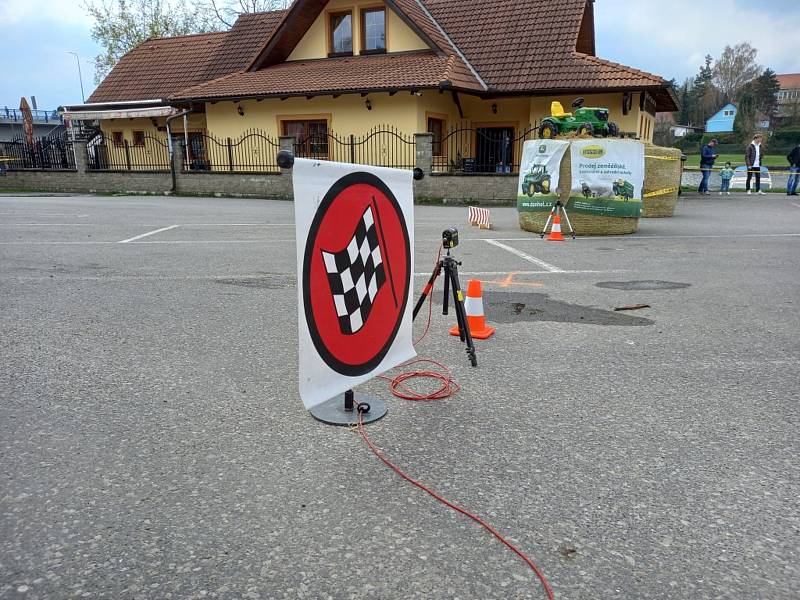 Kontrolní test veteránské rallye Spring Classic v Týně nad Vltavou.