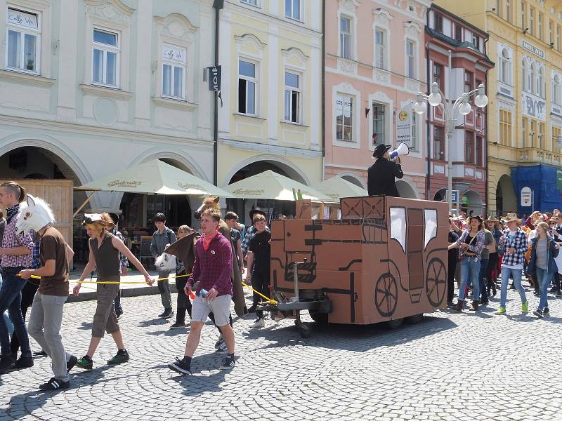 Budějovický majáles vyvrcholil v pátek 24. května tradičním průvodem městem. Studenti ze 17 škol prošli ulicemi centra v maskách. Dav mířil na Sokolský ostrov, kde program pokračoval volbou Krále majálesu. Navečer se zde tradičně koná hudební program.