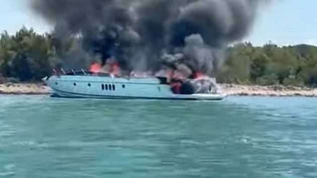 Na lodi s expolitikem FPÖ hořelo!