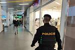 Policisté v Českých Budějovicích v rámci své služby dohlíží na dodržování opatření v nouzovém stavu.