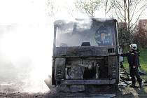  Vrak autobusu, který byl odstavený na louce podél cyklostezky v blízkosti sídliště Vltava, v úterý večer zapáli zatím z nejasných příčin neznámý žhář. 