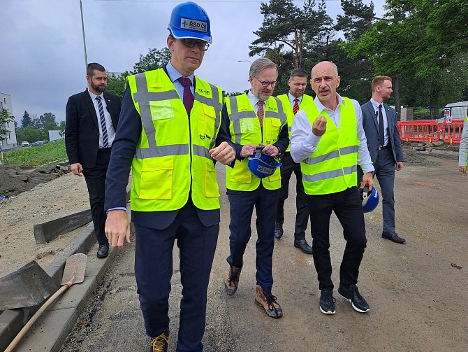 Kontrolního dne na stavbě dálnice D3 v lokalitě tunelu Pohůrka se zúčastnili premiér Petr Fiala, ministr dopravy Martin Kupka, hejtman Martin Kuba a generální ředitel ŘSD Radek Mátl.