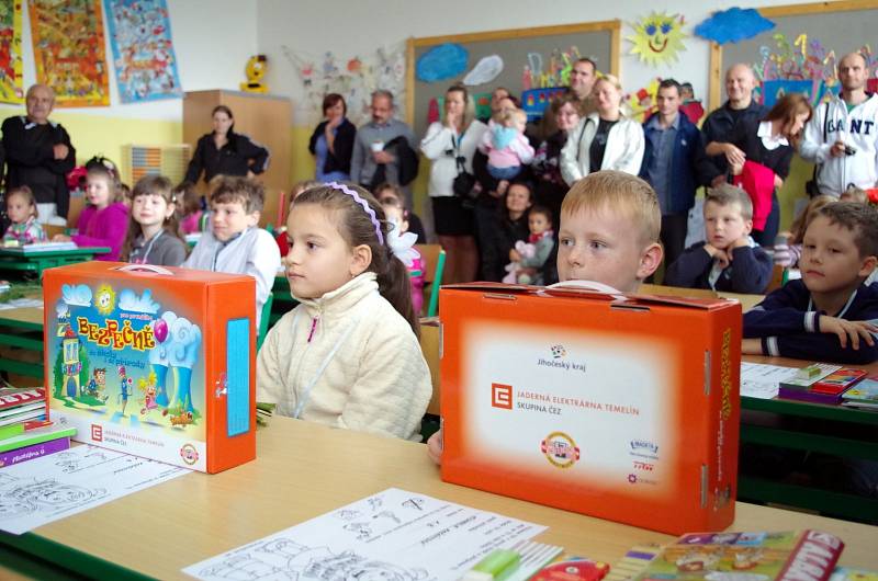 První školní den prvňáčků dvojčat Hany a Tomáše na ZŠ O. Nedbala. Nejvíce je bavilo malování ve třídě. Tomovi se líbilo pasování na školáka a Hance obrázky ve třídě. 