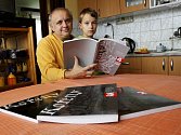 Starokatolický farář a populární rodopisec Alois Sassmann z Malšic napsal novou knihu s názvem Kořeny 4. Na snímku s jedenáctiletým synem Ondřejem.
