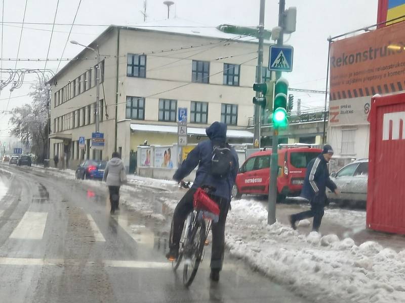 Sněžení také znepříjemnilo život lidem čekajícím na budějovickém vlakovém nádraží.