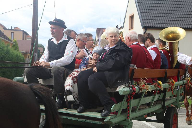 Staročeské dožínky v Boršově nad Vltavou uspořádala tamní obec baráčníků.